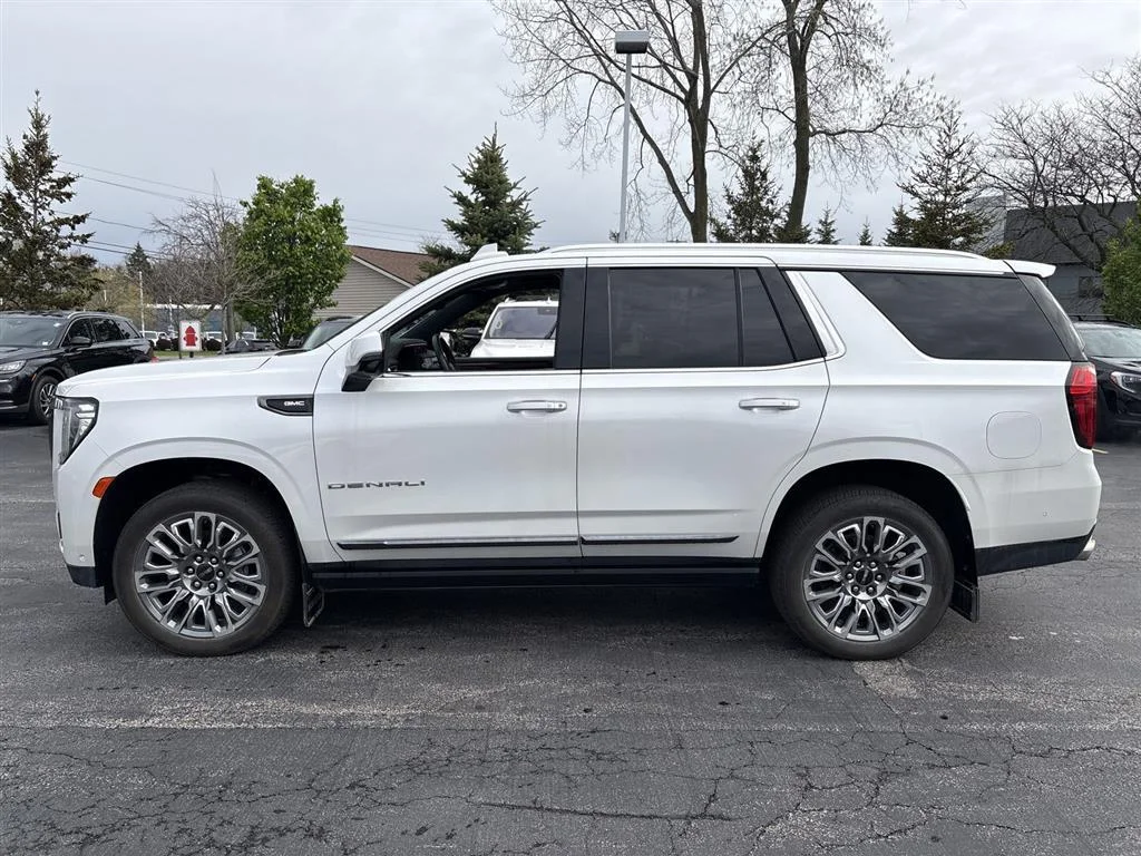 Used 2023 White Frost Tricoat GMC Denali Ultimate image 4
