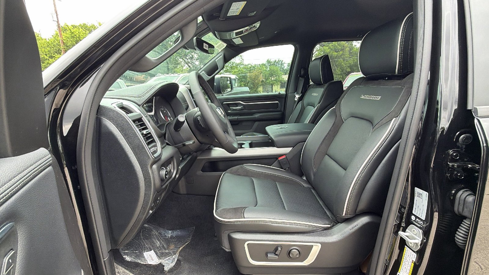 New 2026 Diamond Black Crystal Pearl-Coat Exterior Paint RAM Laramie image 11