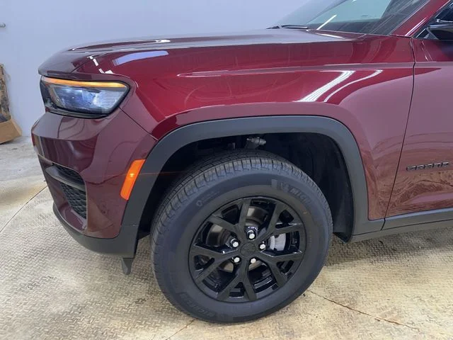 Used 2025 Red Jeep Altitude image 19