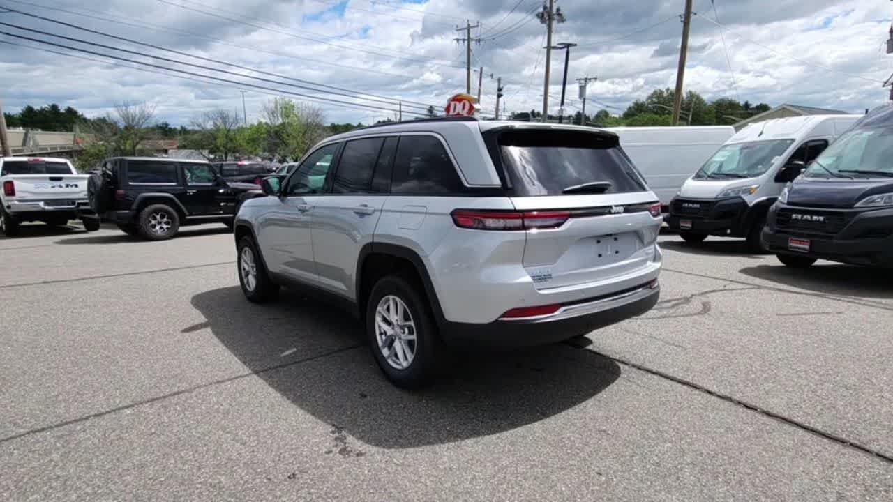 New 2026 Silver Zynith Exterior Paint Jeep Laredo X image 7