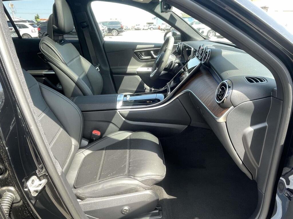 New 2026 2040/Black Mercedes-Benz GLC 300 image 23