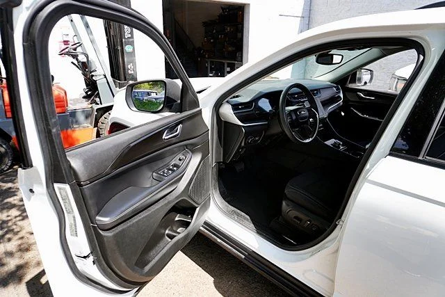 Used 2023 White Jeep Laredo image 35