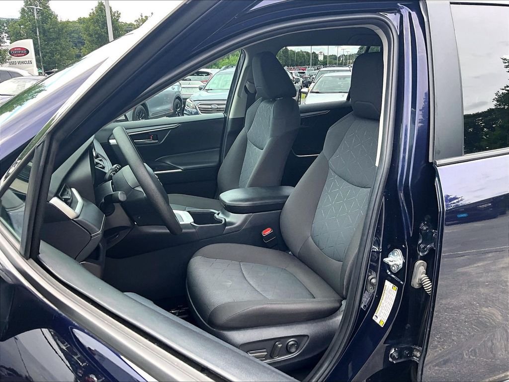 Used 2025  Toyota XLE image 10
