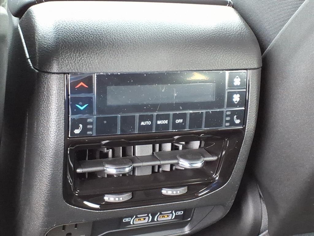 New 2025 Silver Zynith Exterior Paint Jeep Limited image 25