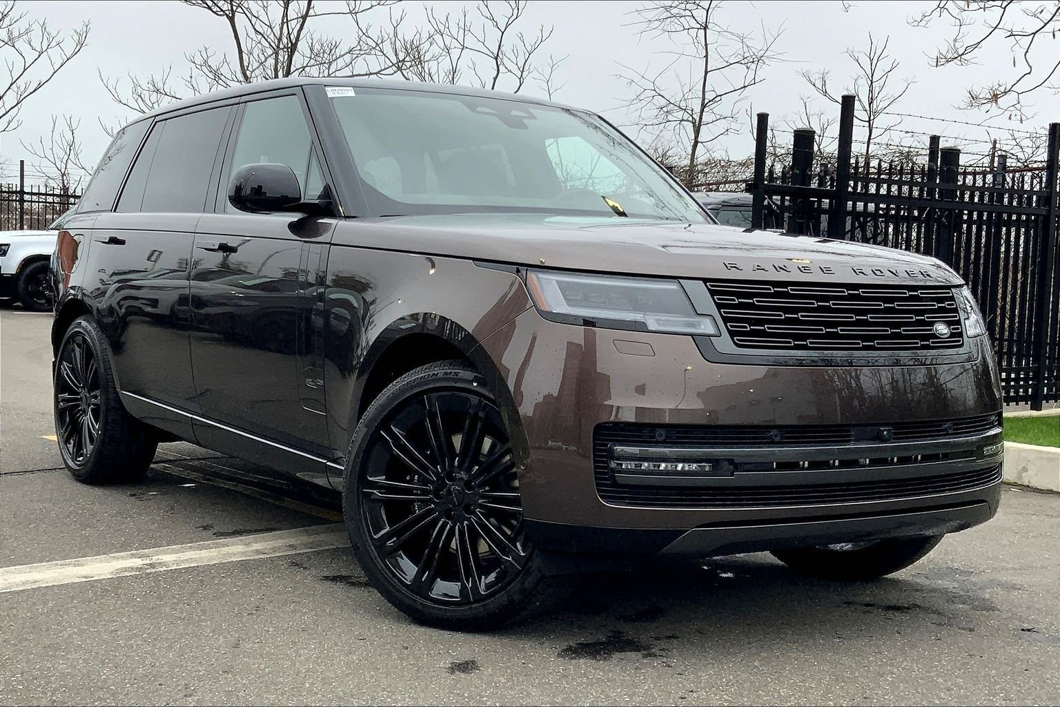 New 2026 Tourmaline Brown in Gloss finish LAND ROVER SE 7 Seats image 2