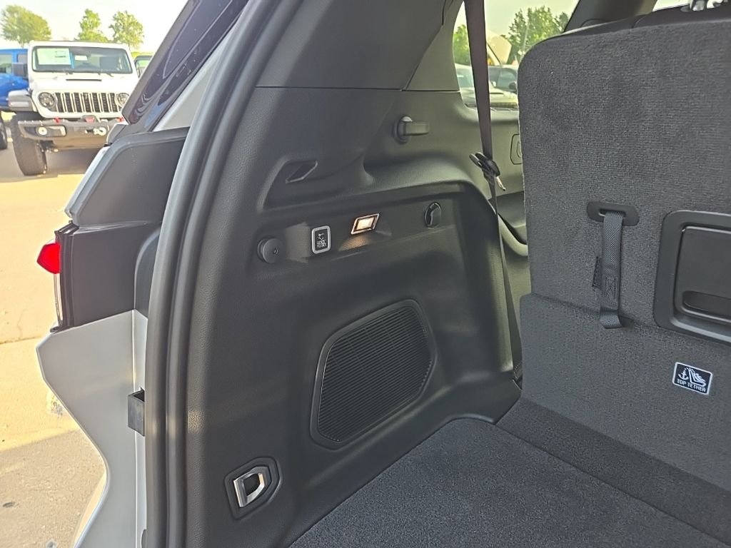 New 2026 Silver Zynith Exterior Paint Jeep  image 105
