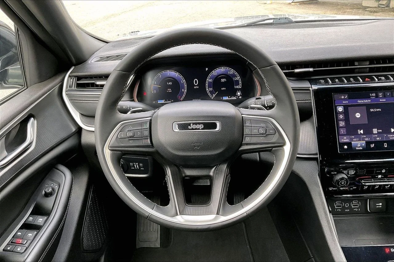 Used 2024 Silver Jeep Altitude image 10