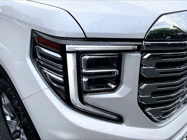 Used 2023 White GMC Denali image 32