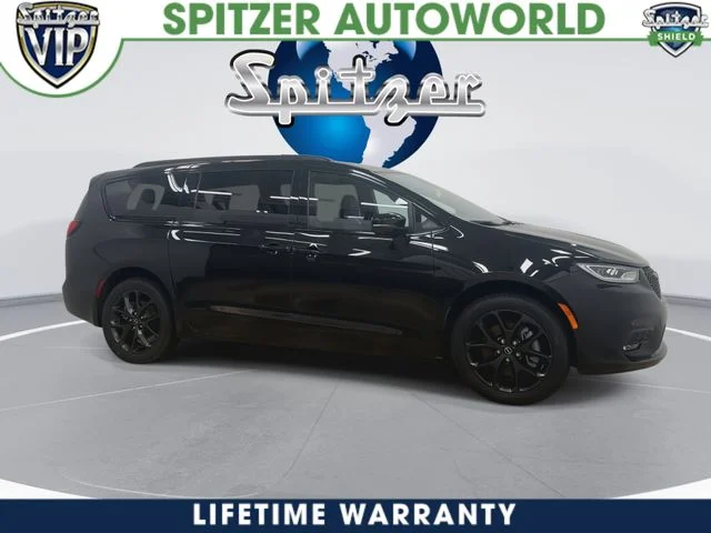 New 2026 Diamond Black Crystal Pearl-Coat Exterior Paint Chrysler Limited image 2