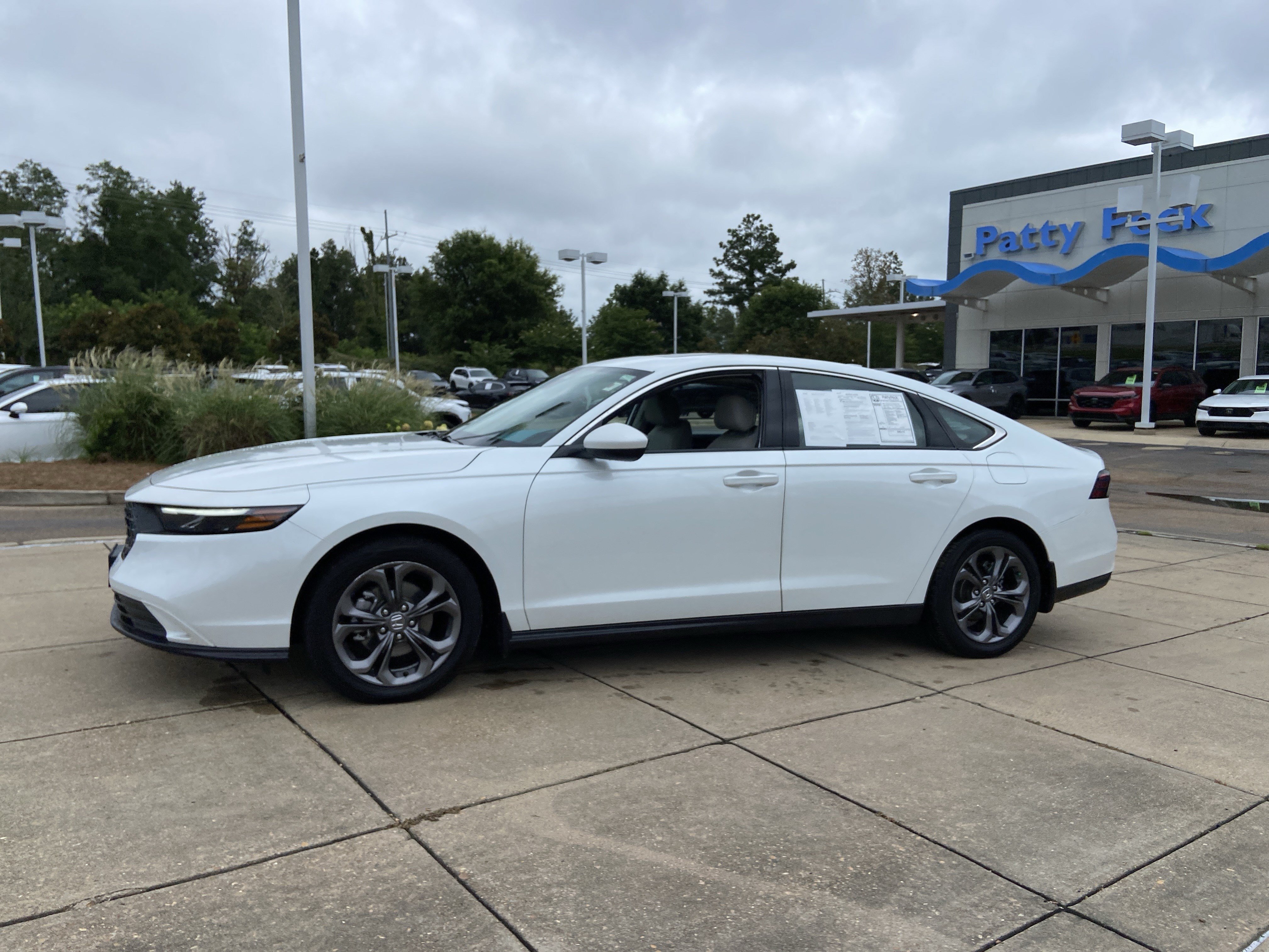 Used 2023 Platinum White Pearl Honda EX image 6