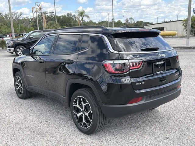 New 2026 Diamond Black Crystal Pearl-Coat Exterior Paint Jeep Limited image 6