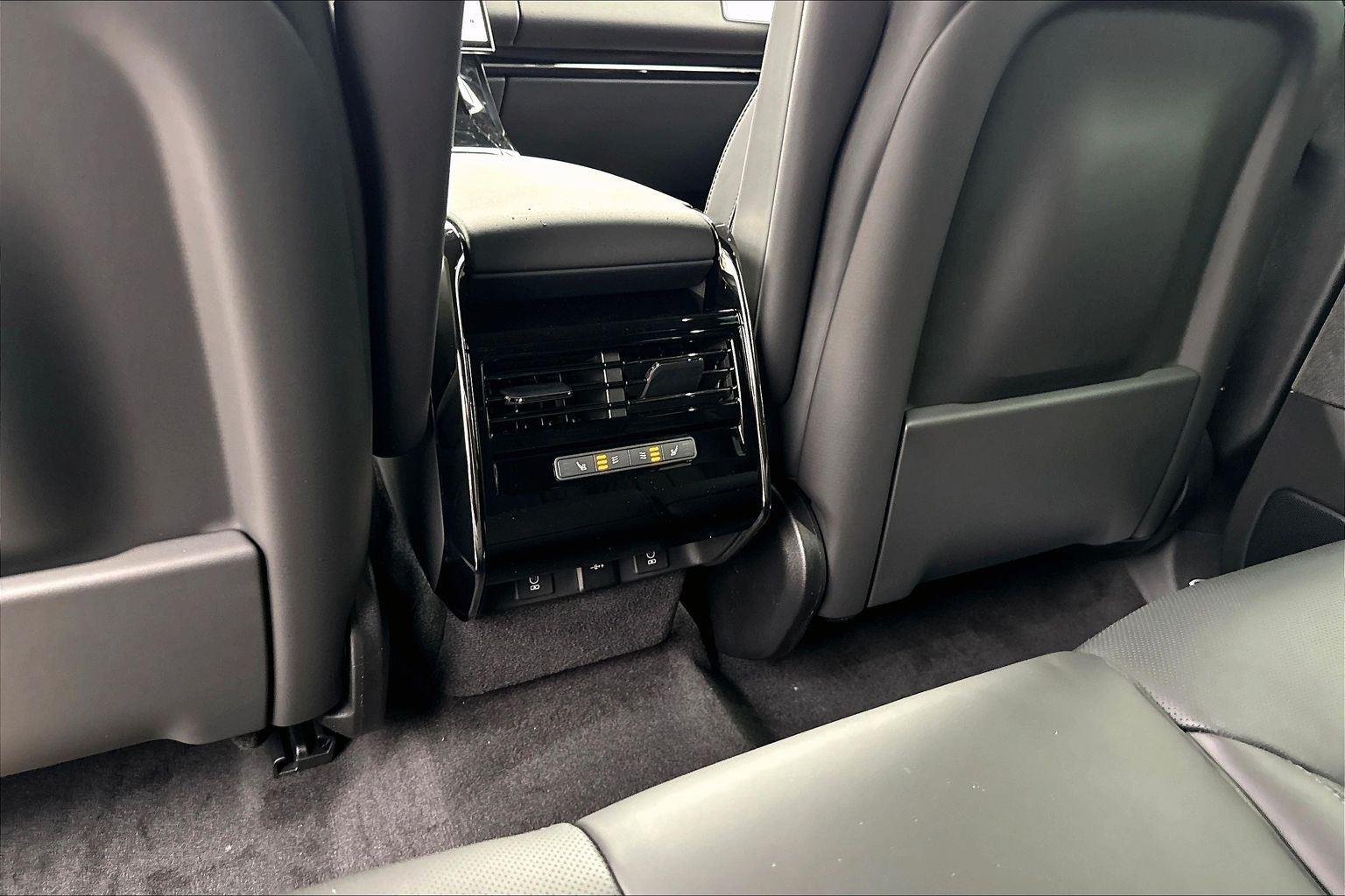 New 2026 Santorini Black Metallic Land Rover SE image 12