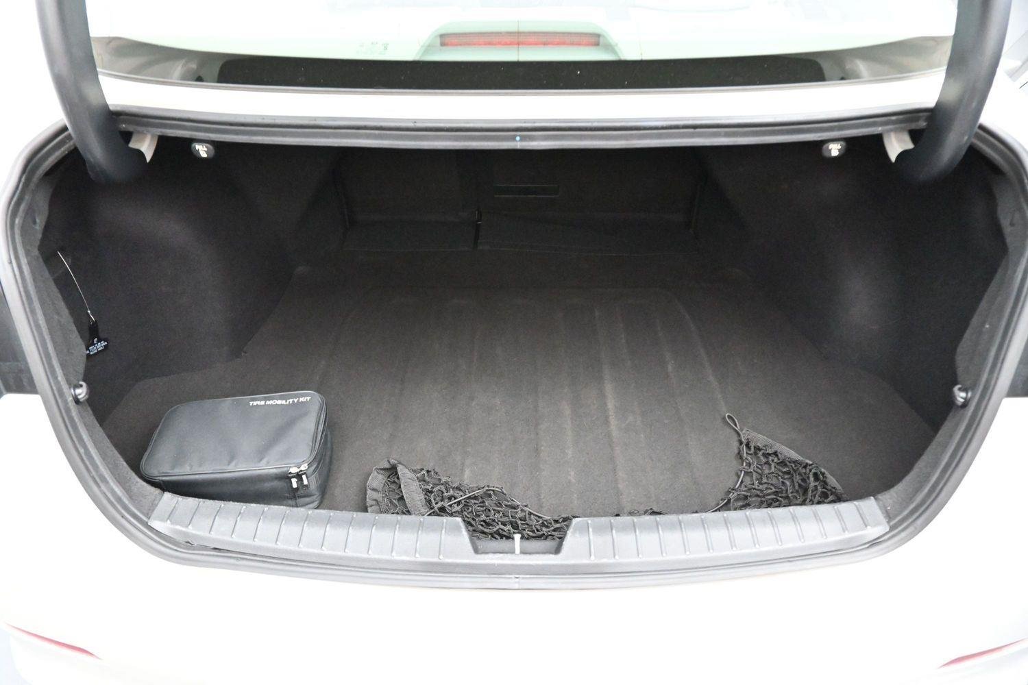 Used 2015 Snow White Pearl Kia LX image 9
