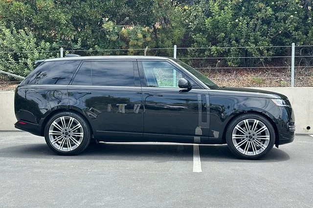 New 2026 Santorini Black Land Rover SE image 6