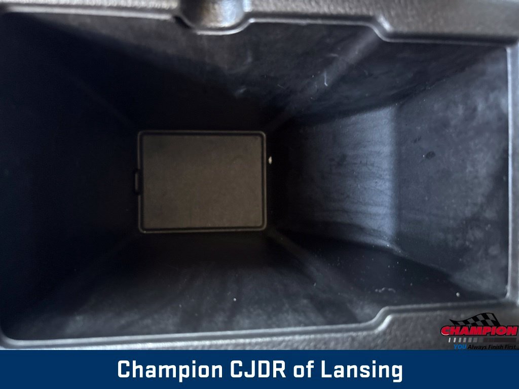 Used 2022  Jeep Latitude image 36