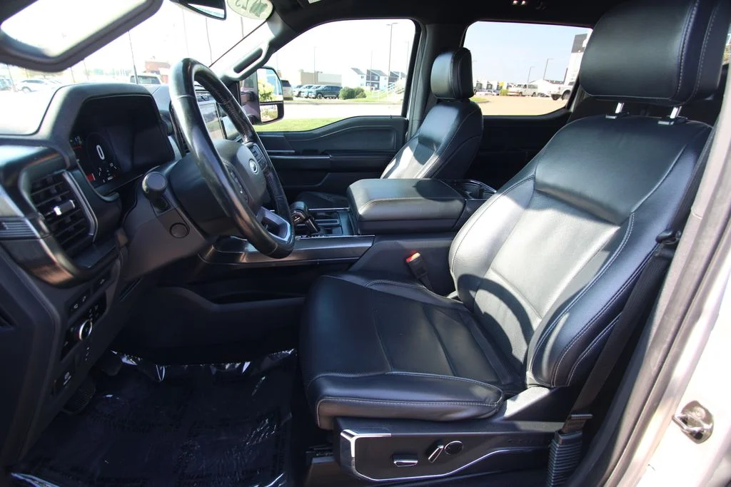 Used 2023  Ford Lariat image 6
