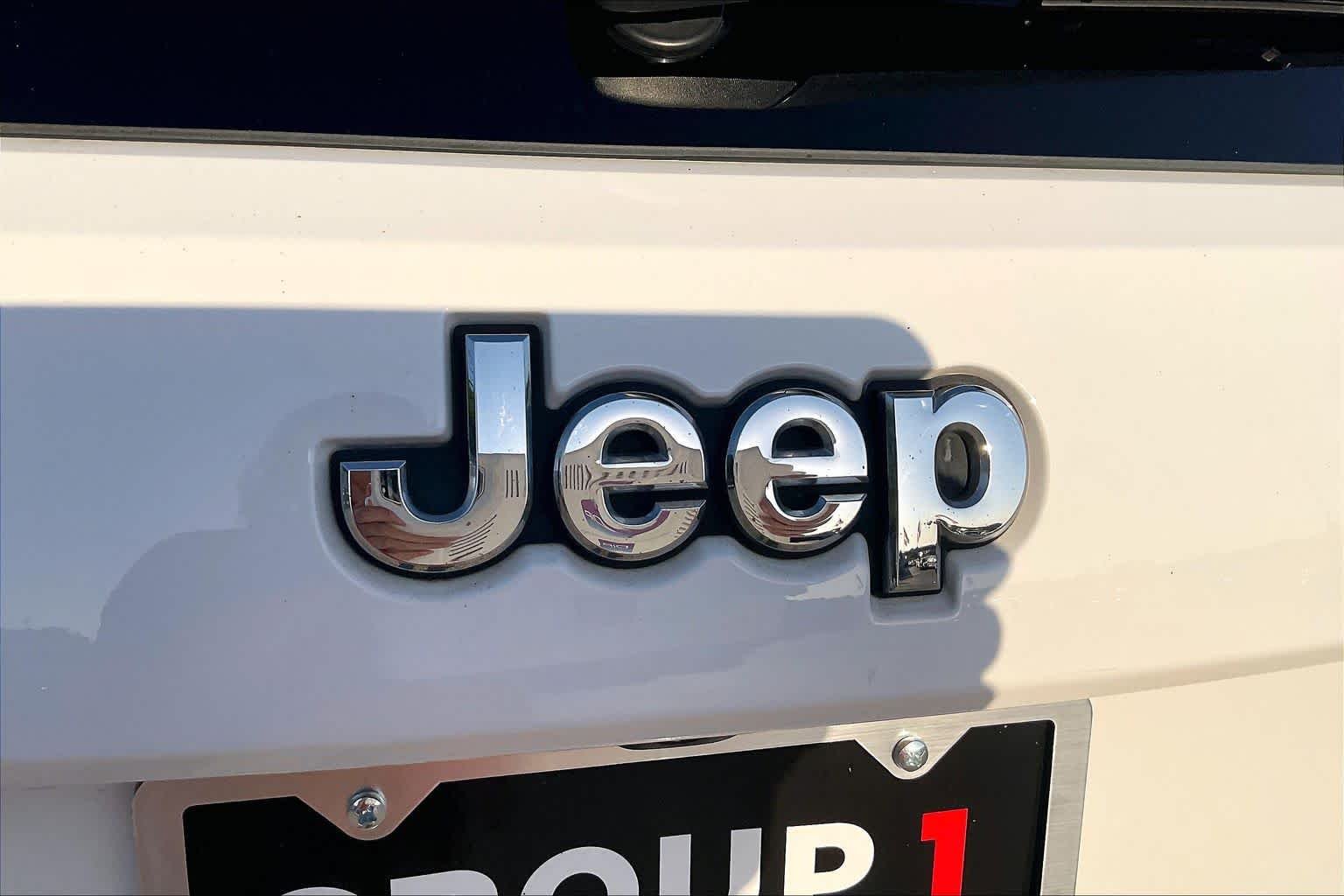 Used 2017 Bright White Clear Coat Jeep Limited image 28
