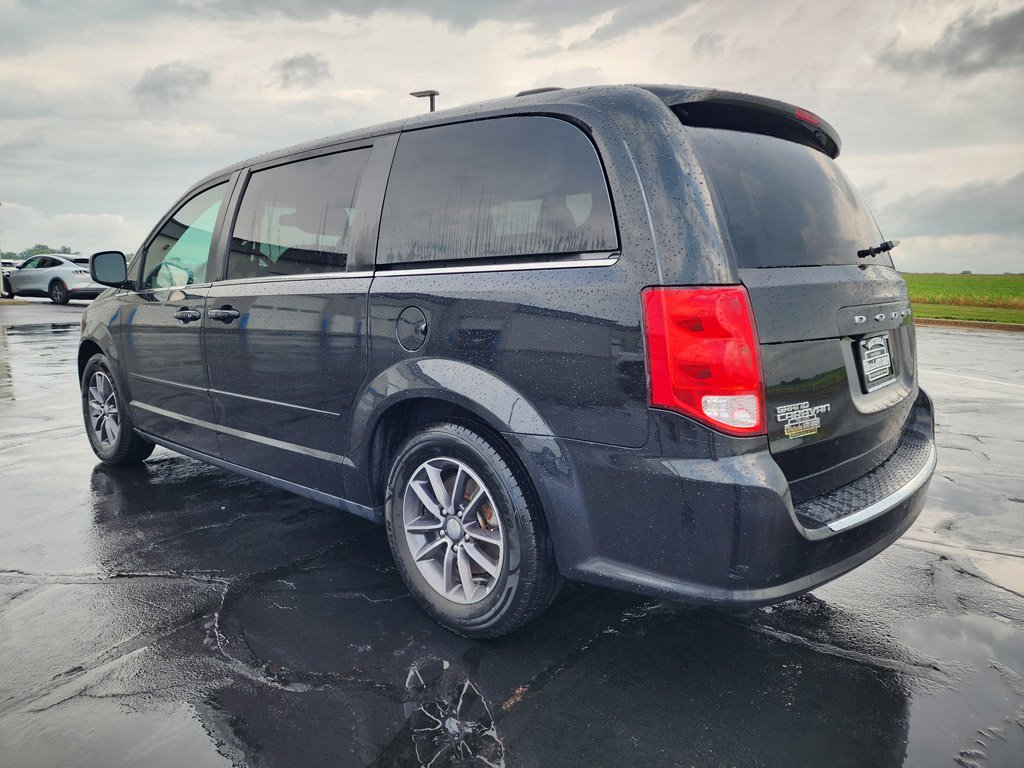 Used 2017 Black Onyx Crystal Pearlcoat Dodge SXT image 5