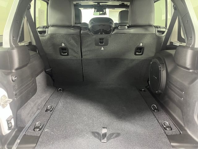New 2026 Bright White Clear-Coat Exterior Paint Jeep Sahara image 9