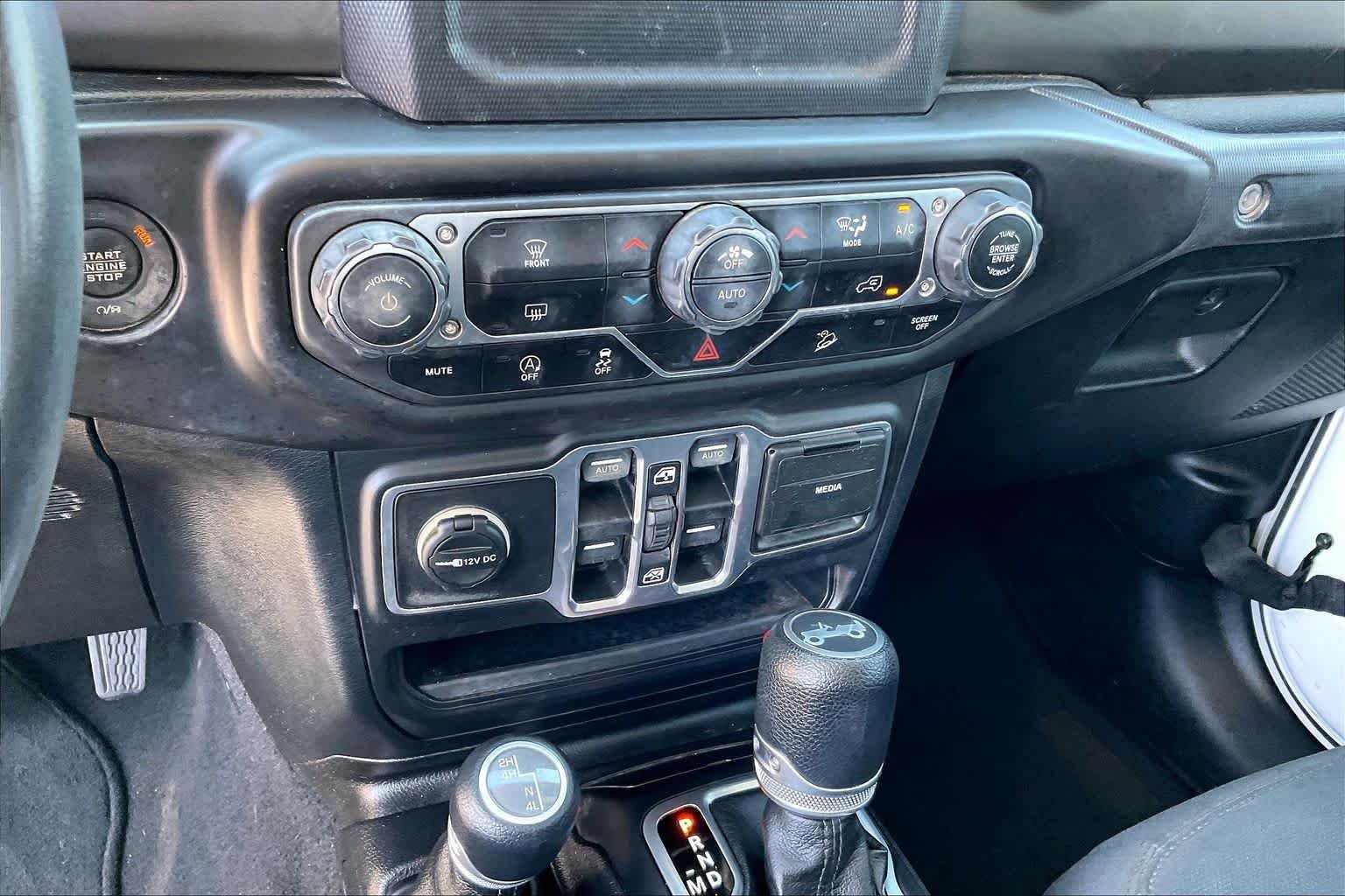 Used 2018 Bright White Clearcoat Jeep Sport S image 31