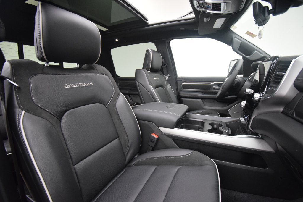 New 2027 Diamond Black Crystal Pearl-Coat Exterior Paint RAM Laramie image 20