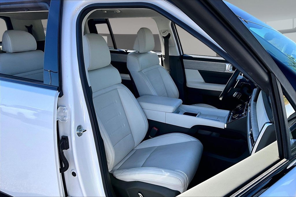 Used 2025 White Hyundai Calligraphy image 7