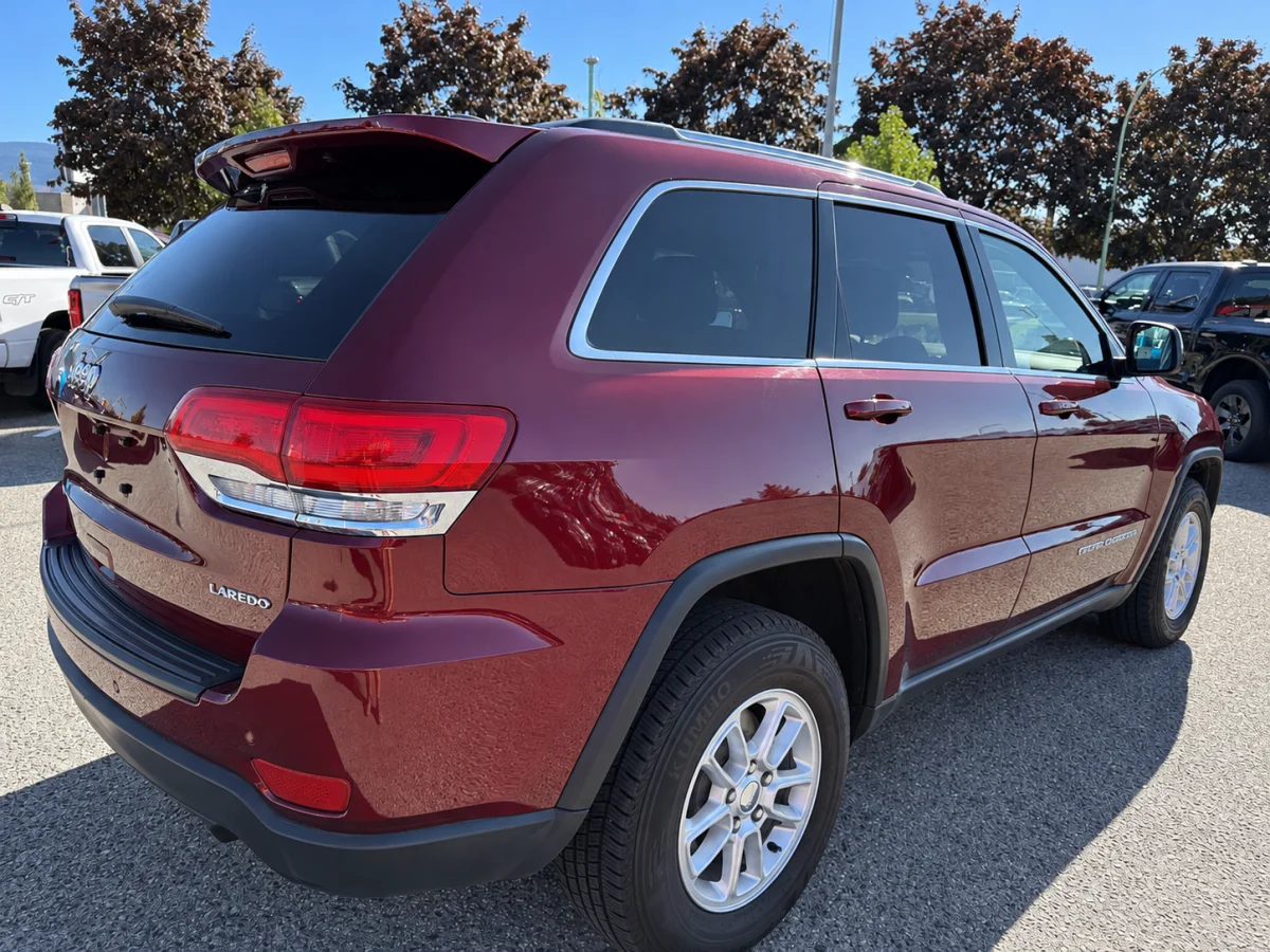 Used 2018 Red Jeep Laredo 4wd image 8
