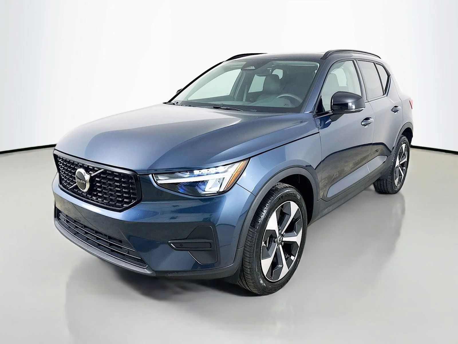 2026 Volvo XC40 B5 Core Dark AWD's photo