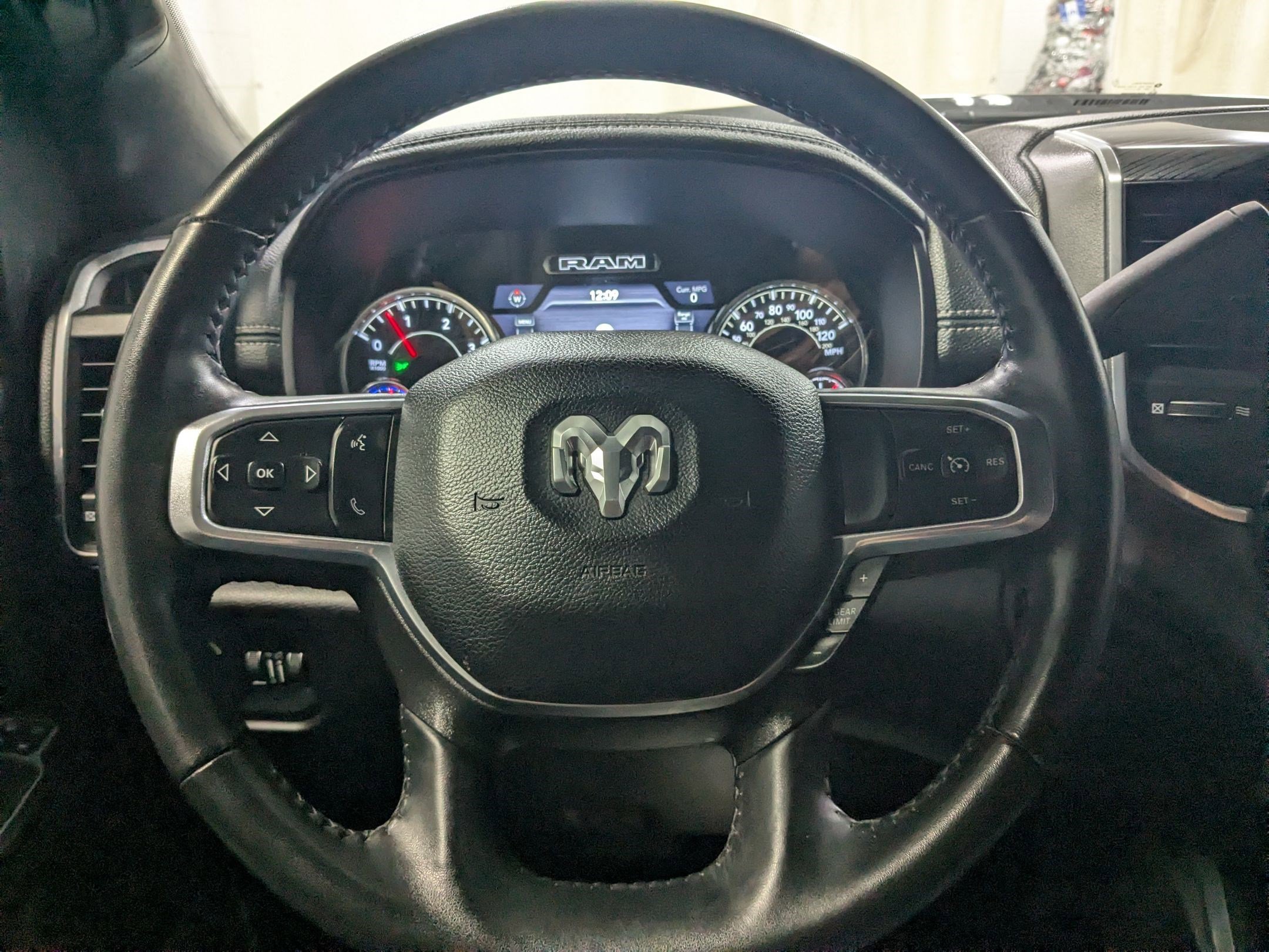 Certified Used 2024 Granite Crystal Metallic Clearcoat Ram Laramie image 11
