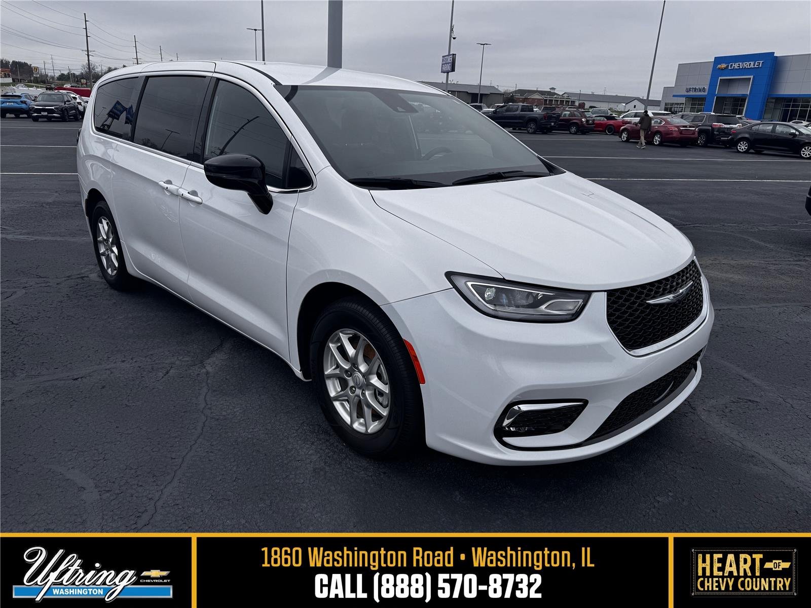 2025 Chrysler Pacifica Select's photo