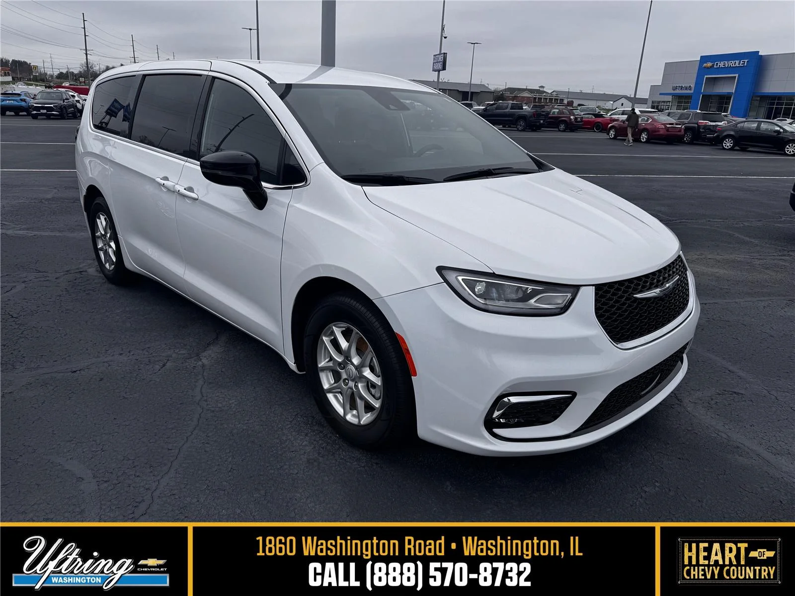 2025 Chrysler Pacifica Select's photo