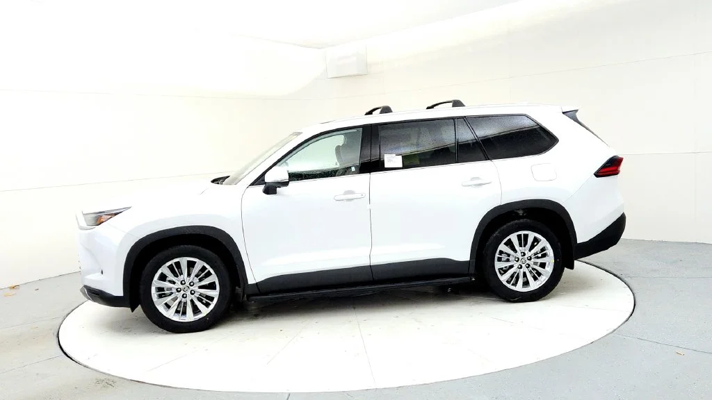 New 2026 Wind Chill Pearl Toyota Platinum image 3