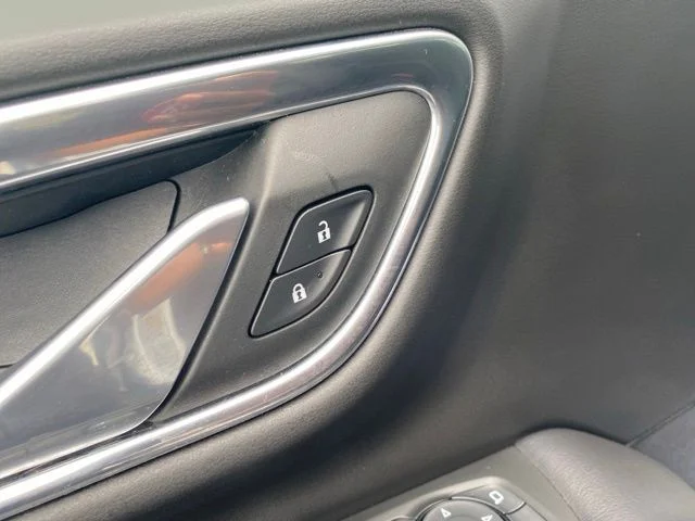 Used 2022 Summit White Chevrolet Z71 image 12