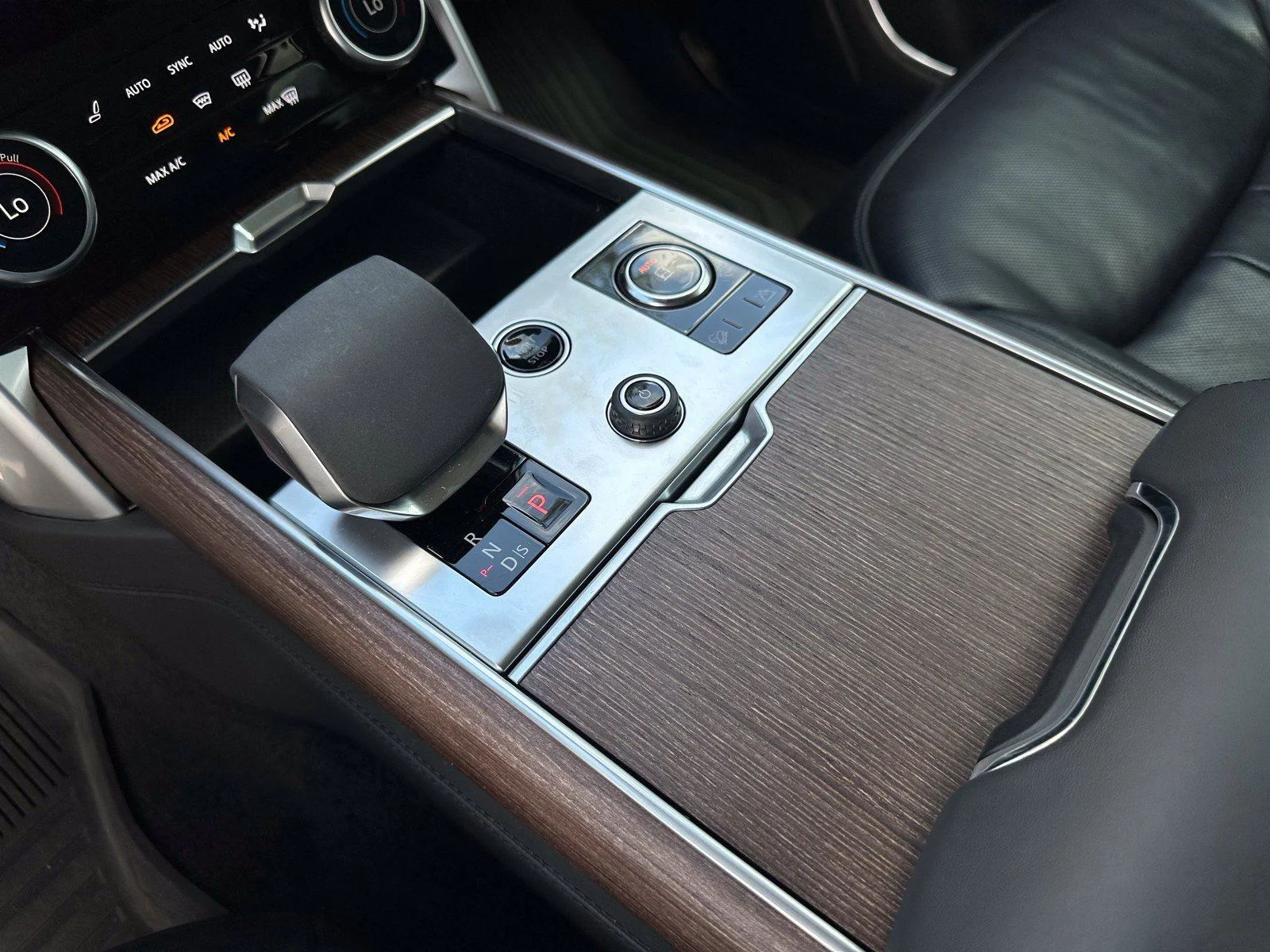 Used 2023  Land Rover SE image 29