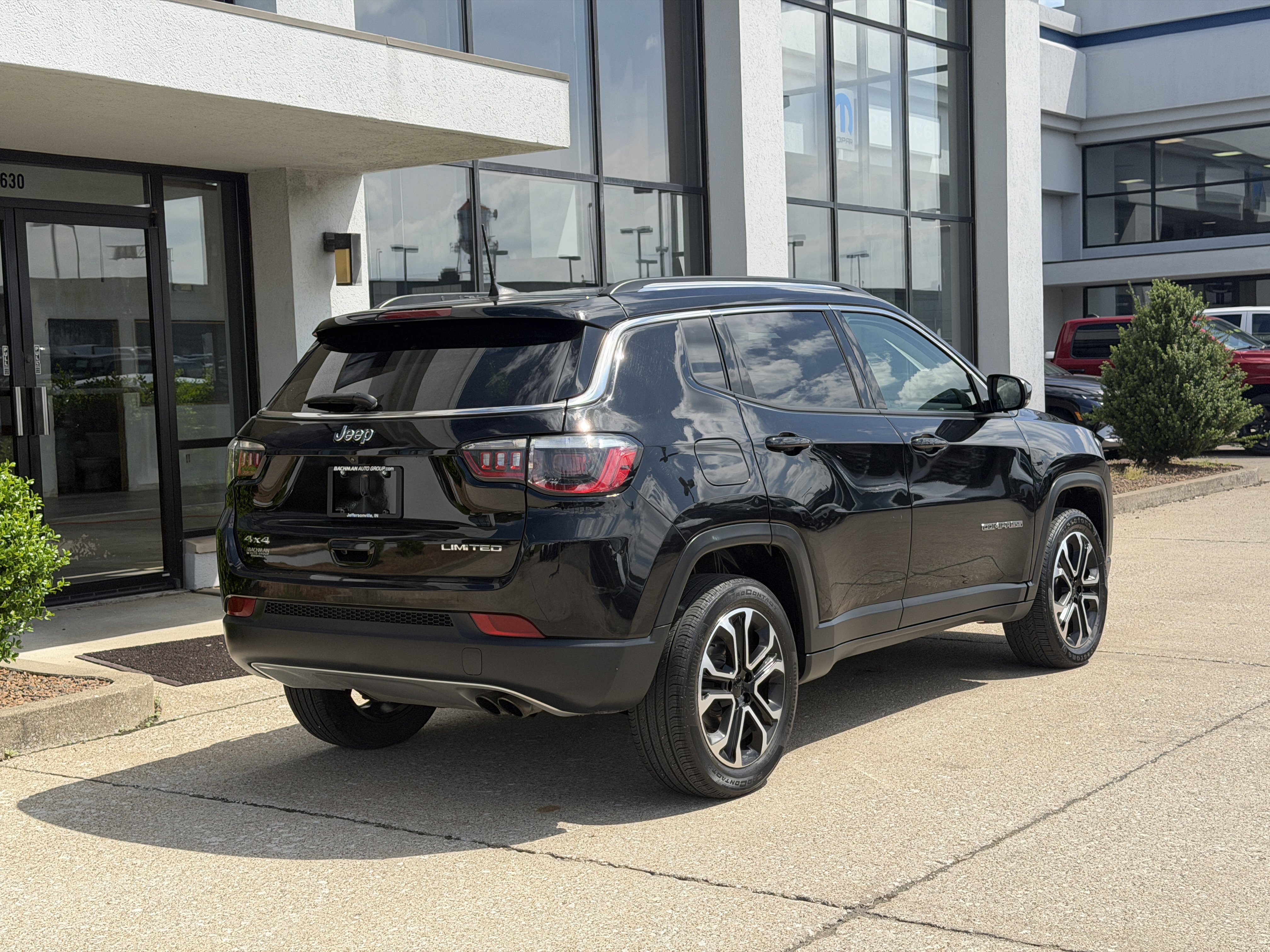 Used 2022 Diamond Black Crystal Pearlcoat Jeep Limited image 4