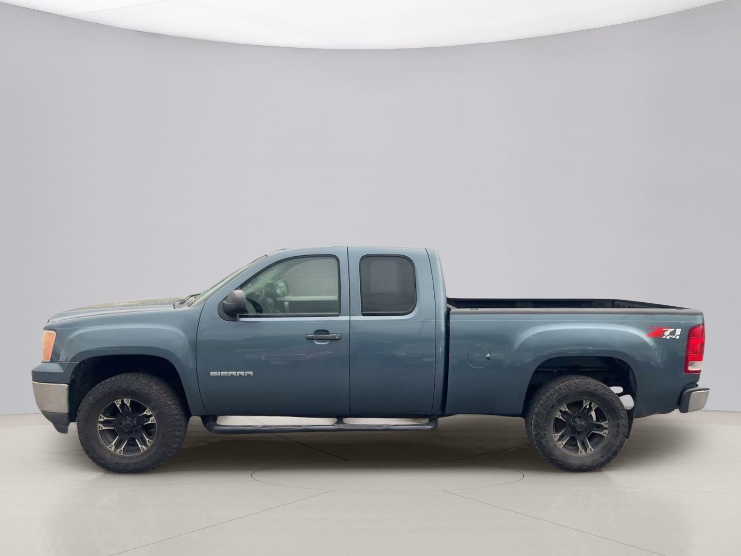 Used 2010 Grey Gmc SLE image 2