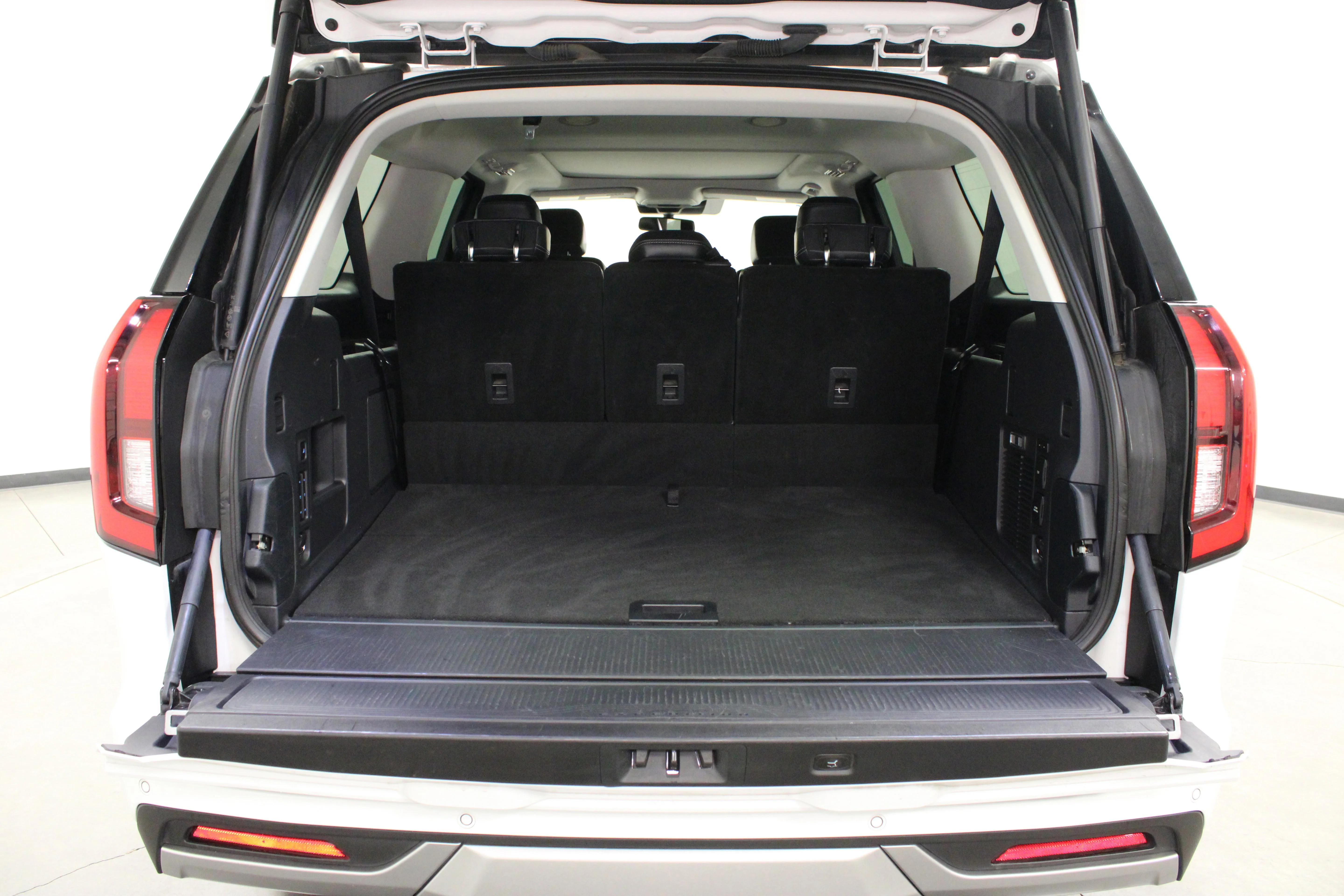 Used 2025 Oxford White Ford Platinum image 16