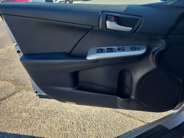 Used 2014 Silver Toyota SE image 26