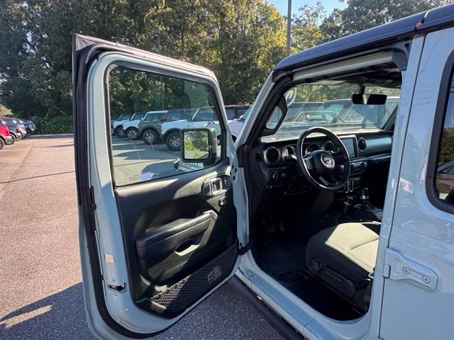 Used 2023  Jeep Willys 4xe image 10