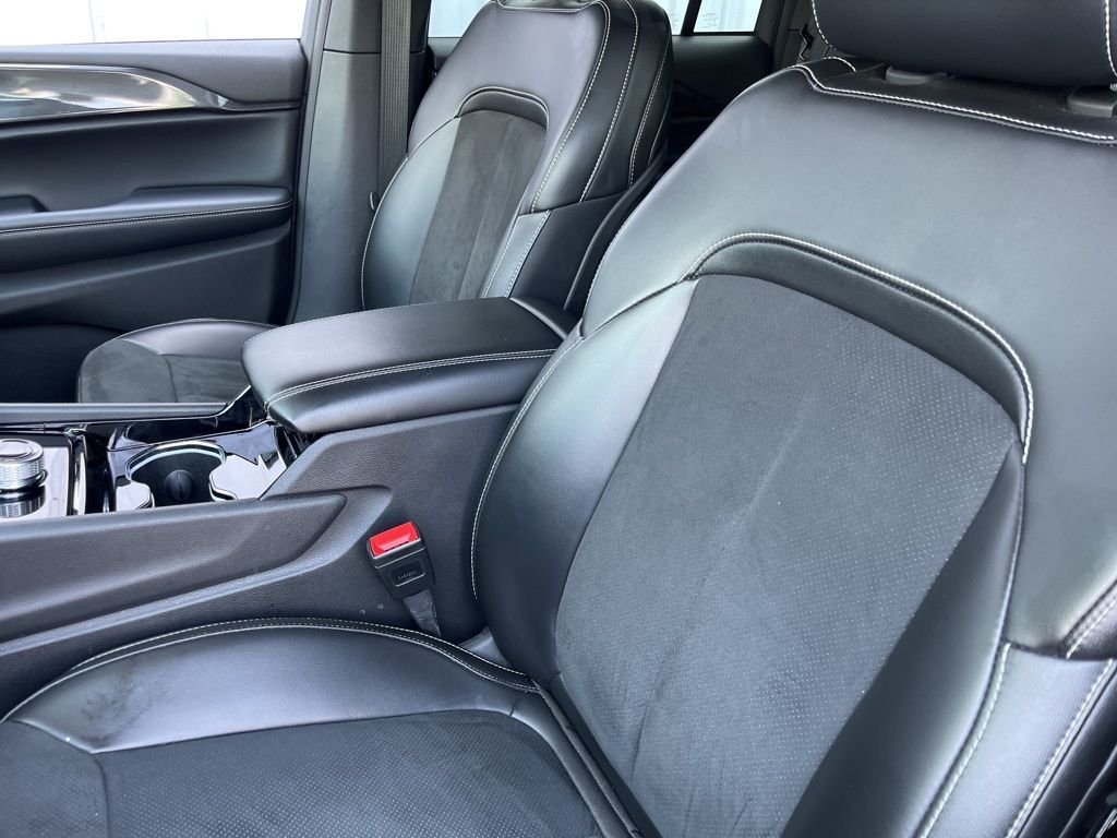 Used 2023 Silver Jeep Altitude X image 5