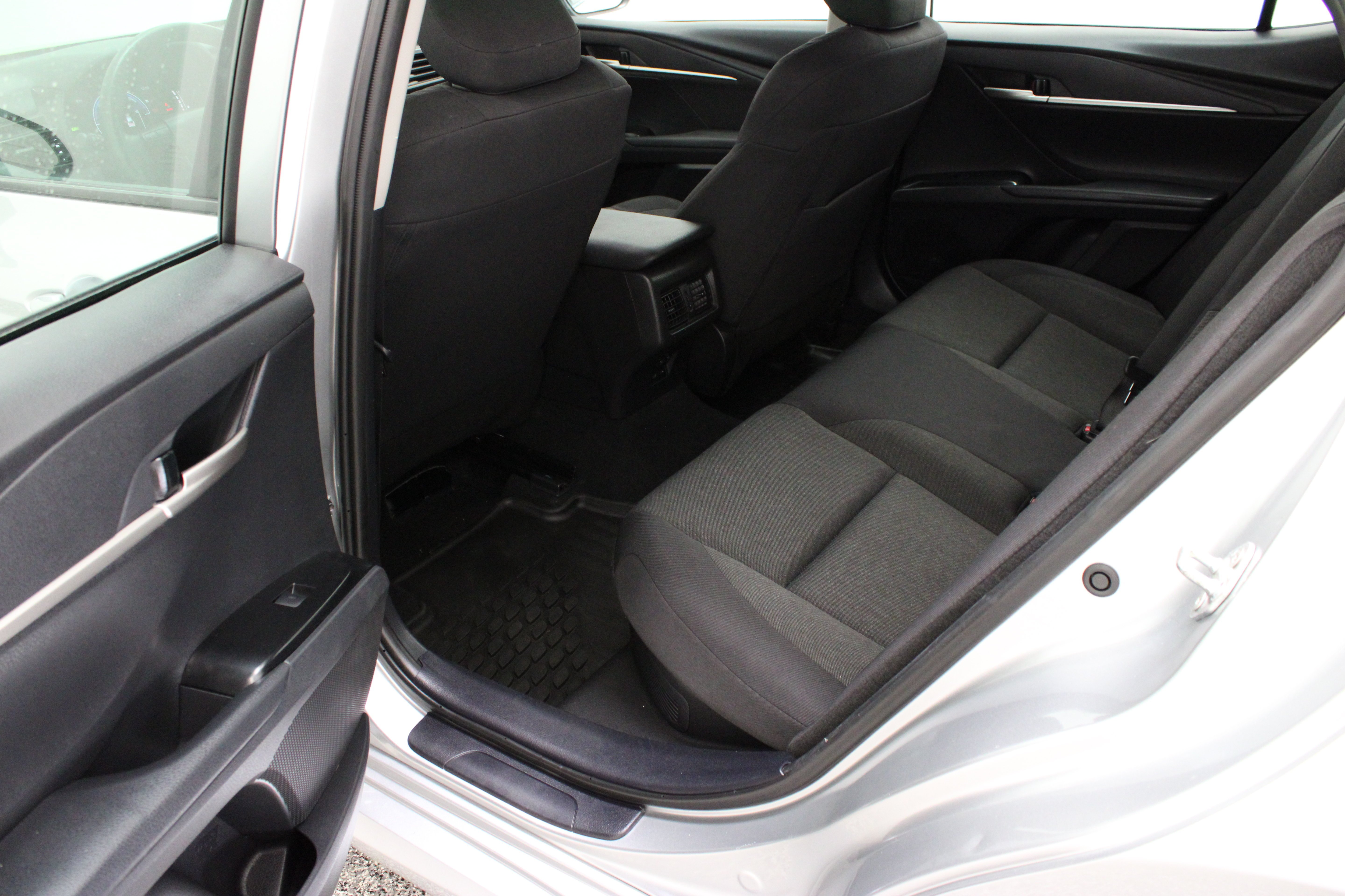 Used 2025 Silver Toyota LE 2.5L/Electric image 26