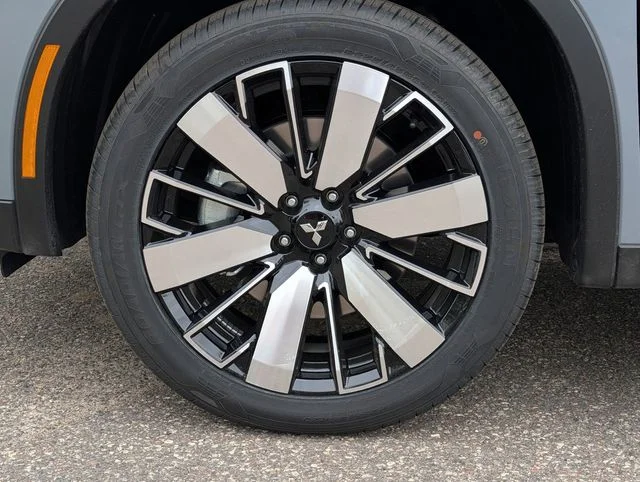New 2026 Moonstone Gray Metallic Mitsubishi SE image 3