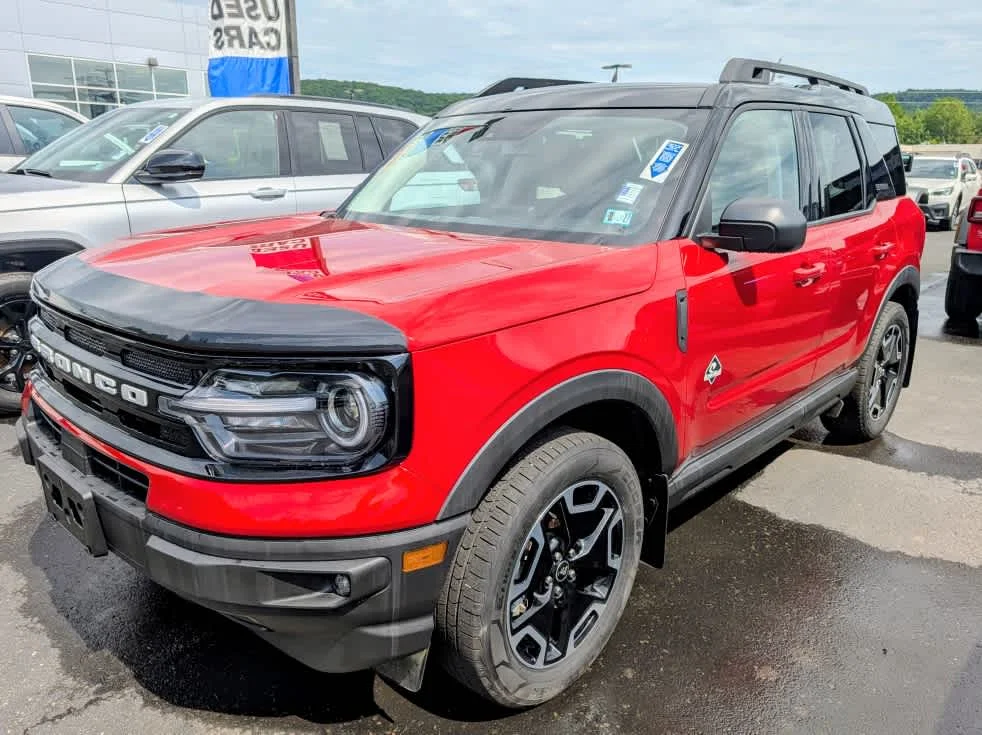 Used 2023 Hot Pepper Red Tinted Clearcoat Ford Outer Banks image 3