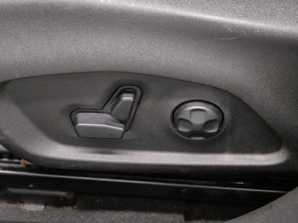 Certified Used 2019 Silver Jeep Latitude image 19
