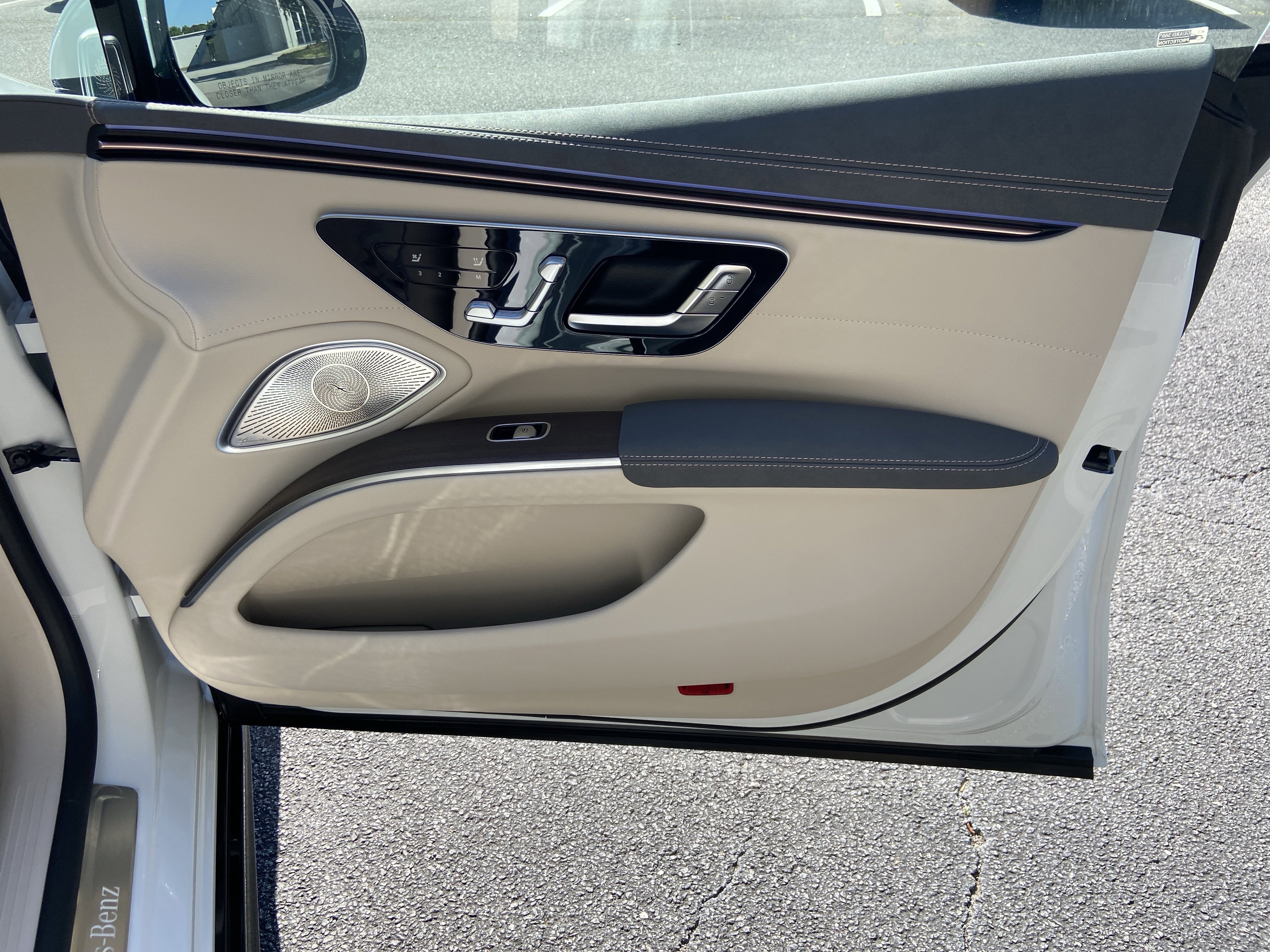 New 2026 MANUFAKTUR Moonlight White Metallic Mercedes-Benz EQS 450 4MATIC® Sedan image 44
