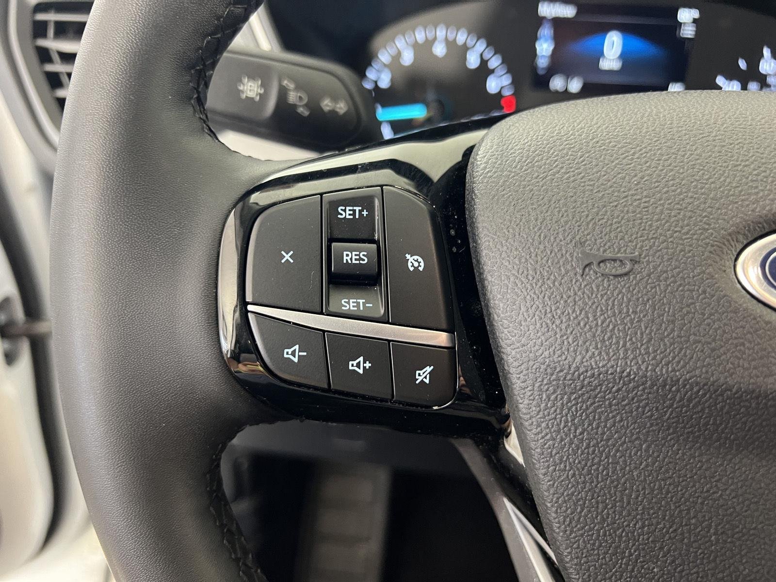 Used 2022 Wh Ford SE image 8