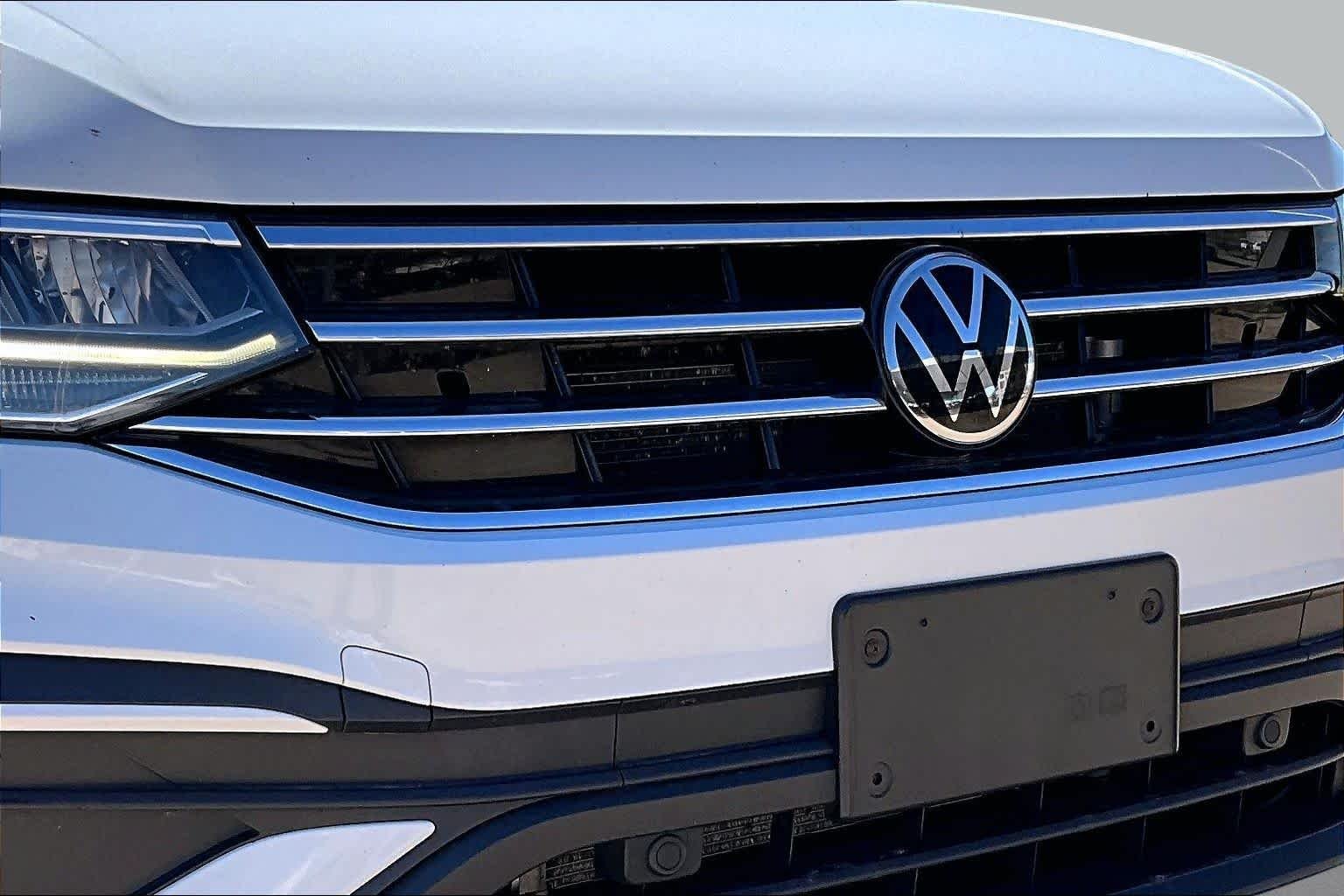 Used 2022 Pure White Volkswagen SE image 29