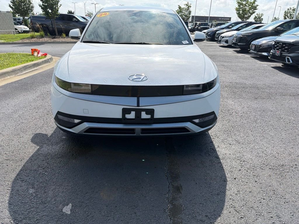 Used 2024 White Hyundai SEL image 2