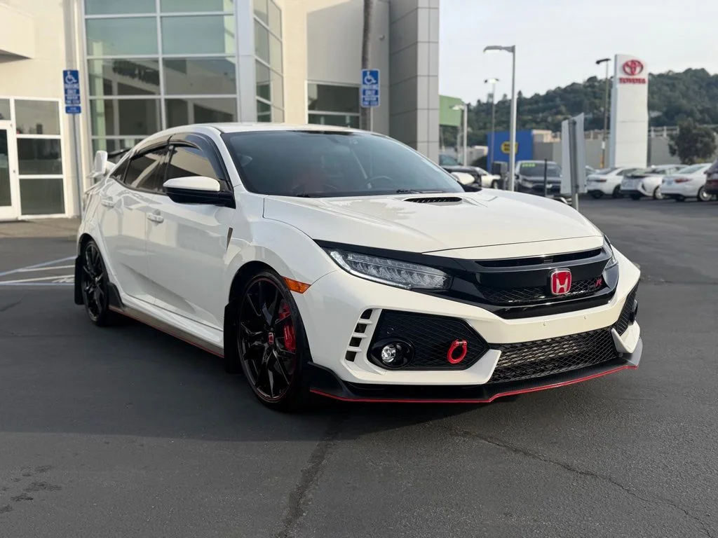 Used 2018  Honda Touring image 2