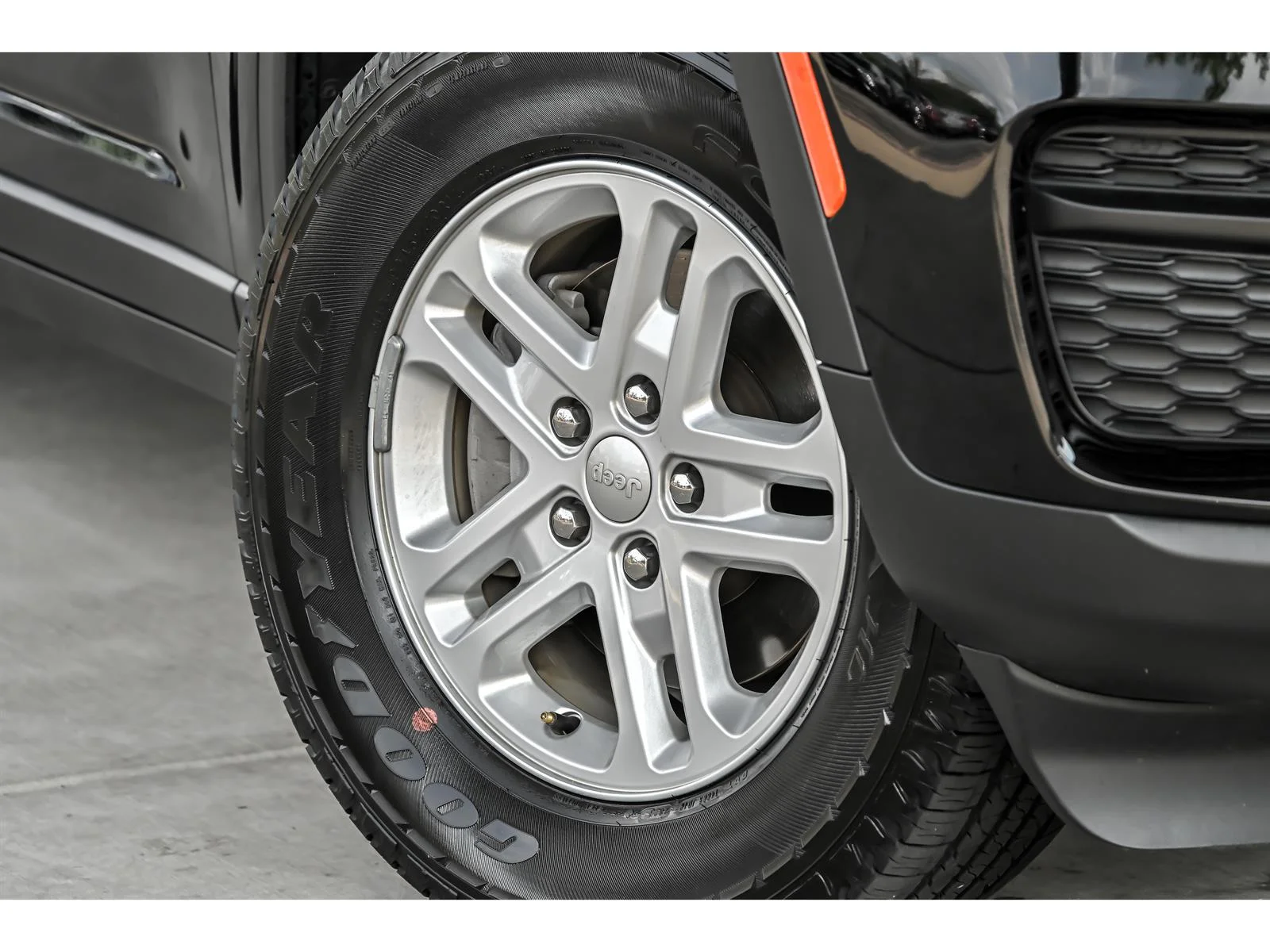 Used 2023 Black Jeep Laredo image 3